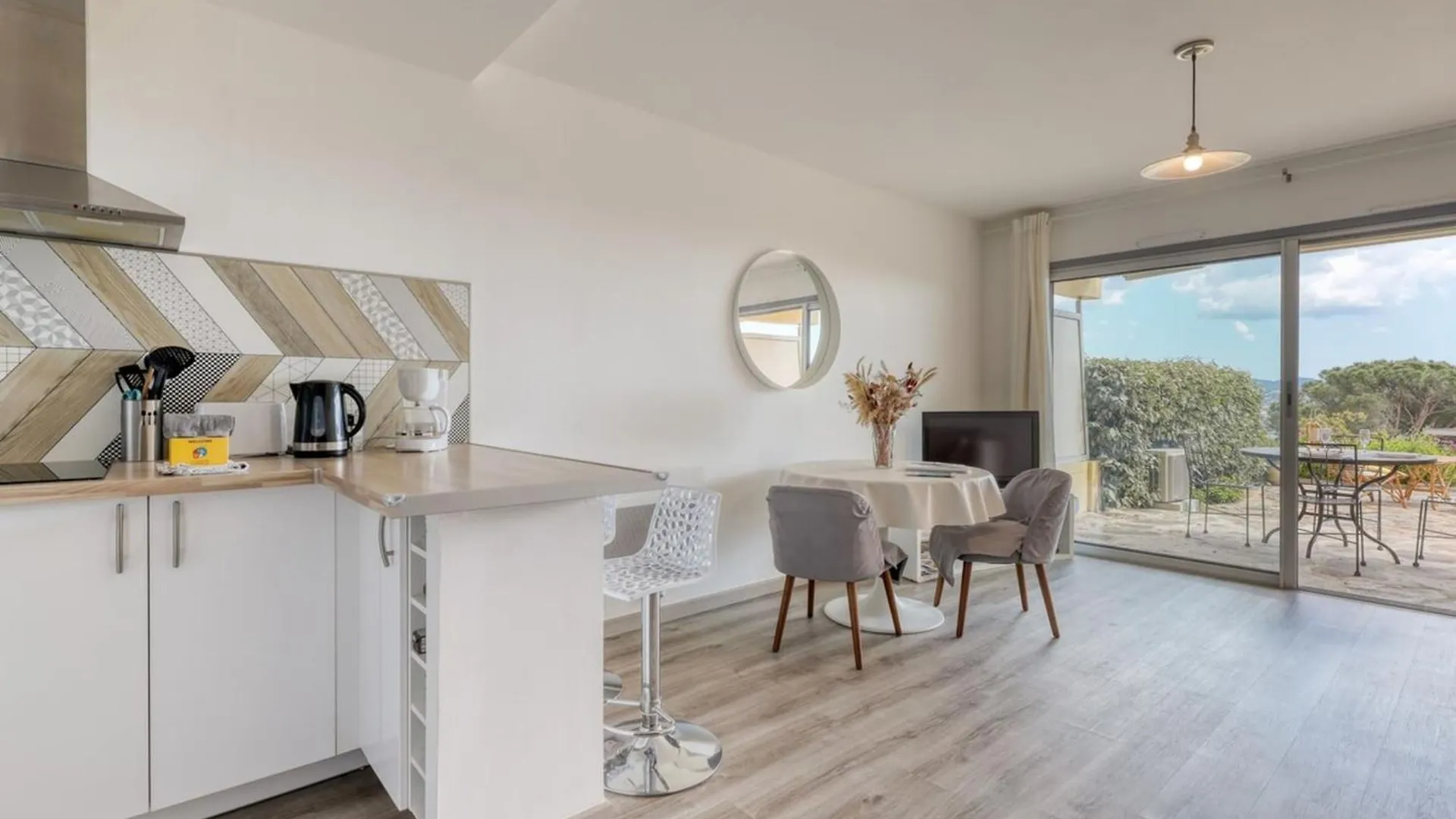 Peaceful Retreat With Stunning Sea View Private Terrace & Garden Apartment Le Lavandou 0*,  France