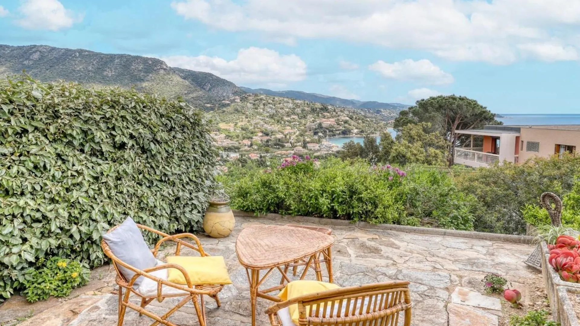 Peaceful Retreat With Stunning Sea View Private Terrace & Garden Apartment Le Lavandou 0*,