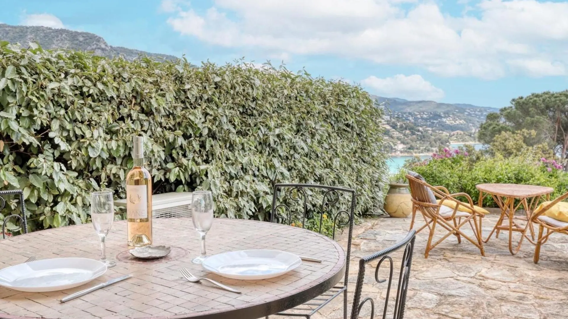 Peaceful Retreat With Stunning Sea View Private Terrace & Garden location